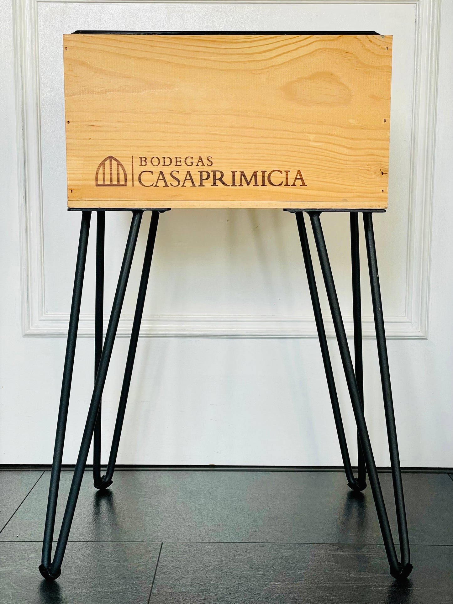 Weinkühler mit Standfüßen aus Weinkiste Bodegas Casa Primicia Eiskühler Holzweinkiste