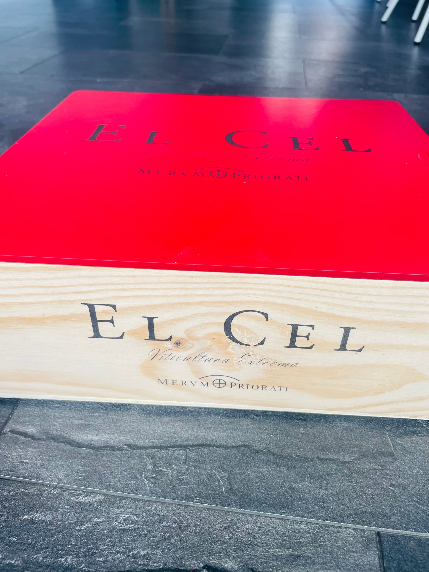 Holztablett aus OHK Weinkiste El Cel Viticultura Extrema Merum Priorati mit Deckel und schwarzen Griffen