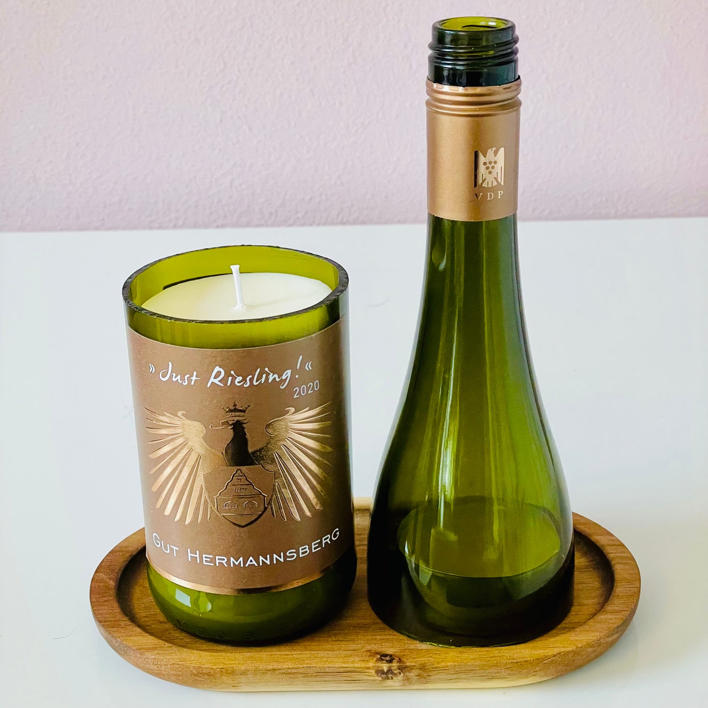 Set Flaschenkerze & Windlicht Gut Hermannsberg Just Riesling! + Holztablett