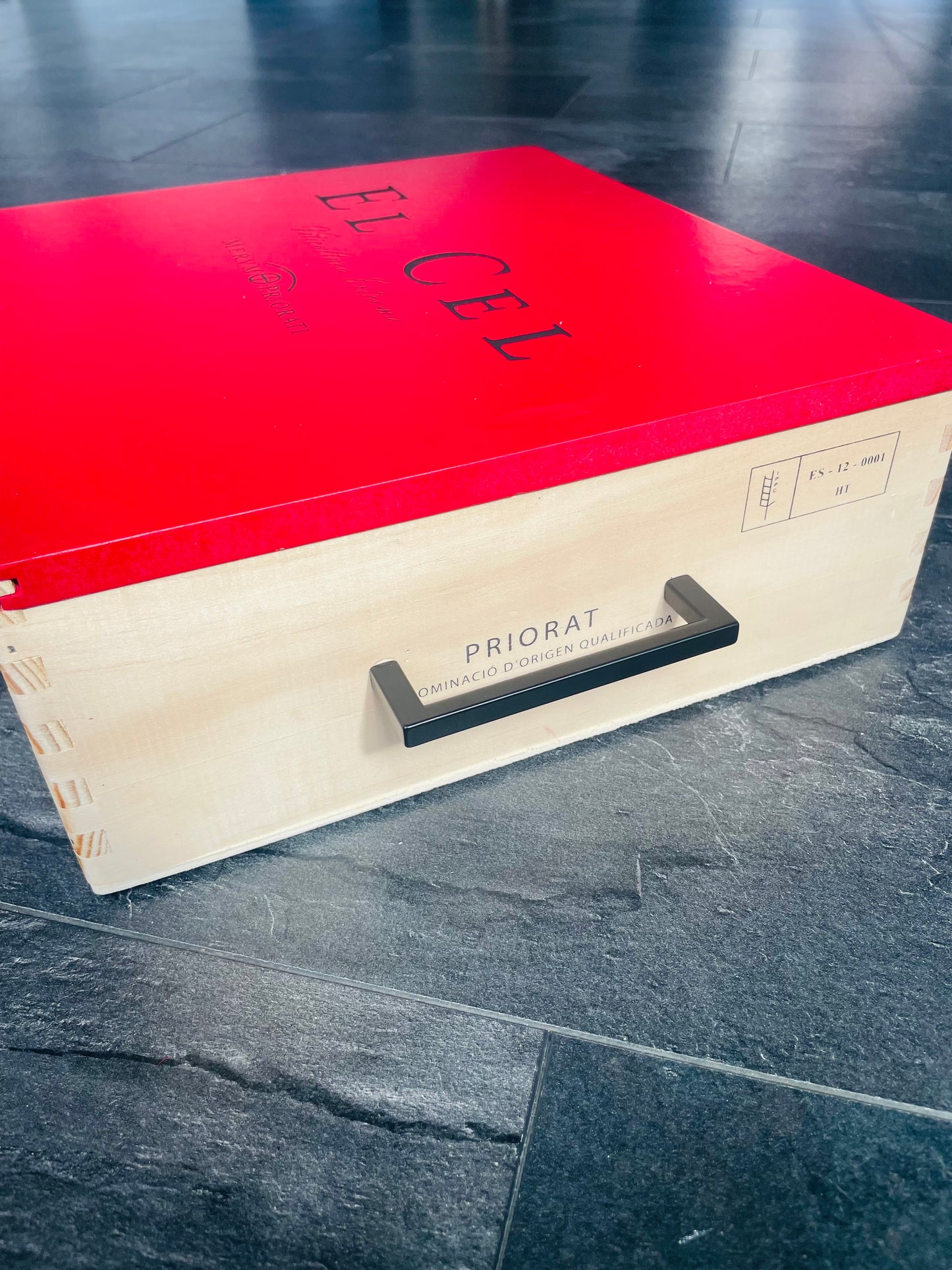 Holztablett aus OHK Weinkiste El Cel Viticultura Extrema Merum Priorati mit Deckel und schwarzen Griffen