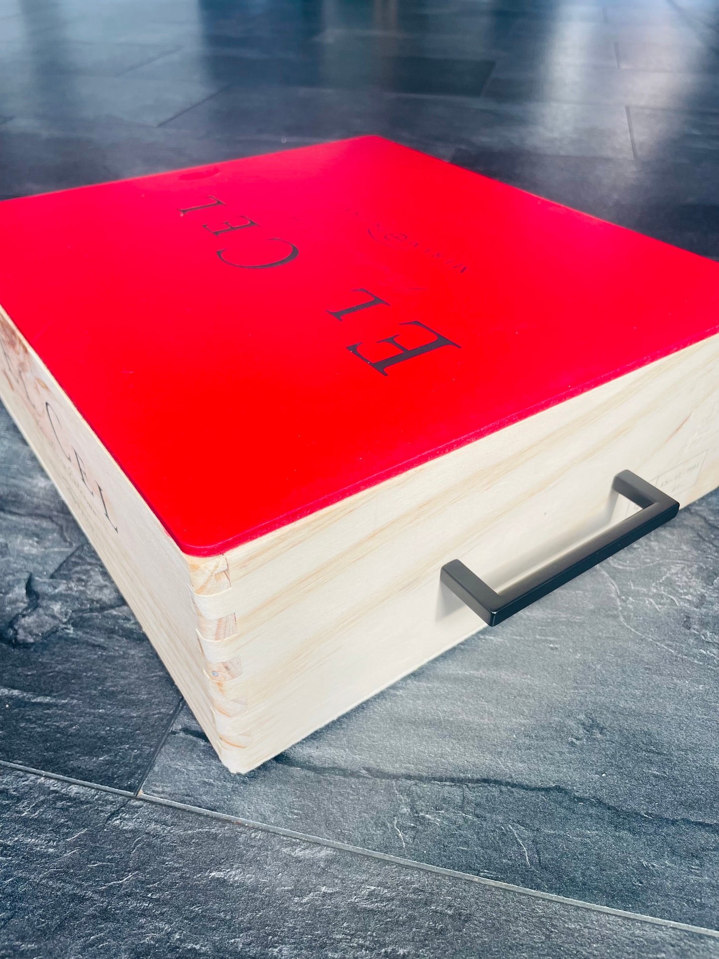 Holztablett aus OHK Weinkiste El Cel Viticultura Extrema Merum Priorati mit Deckel und schwarzen Griffen