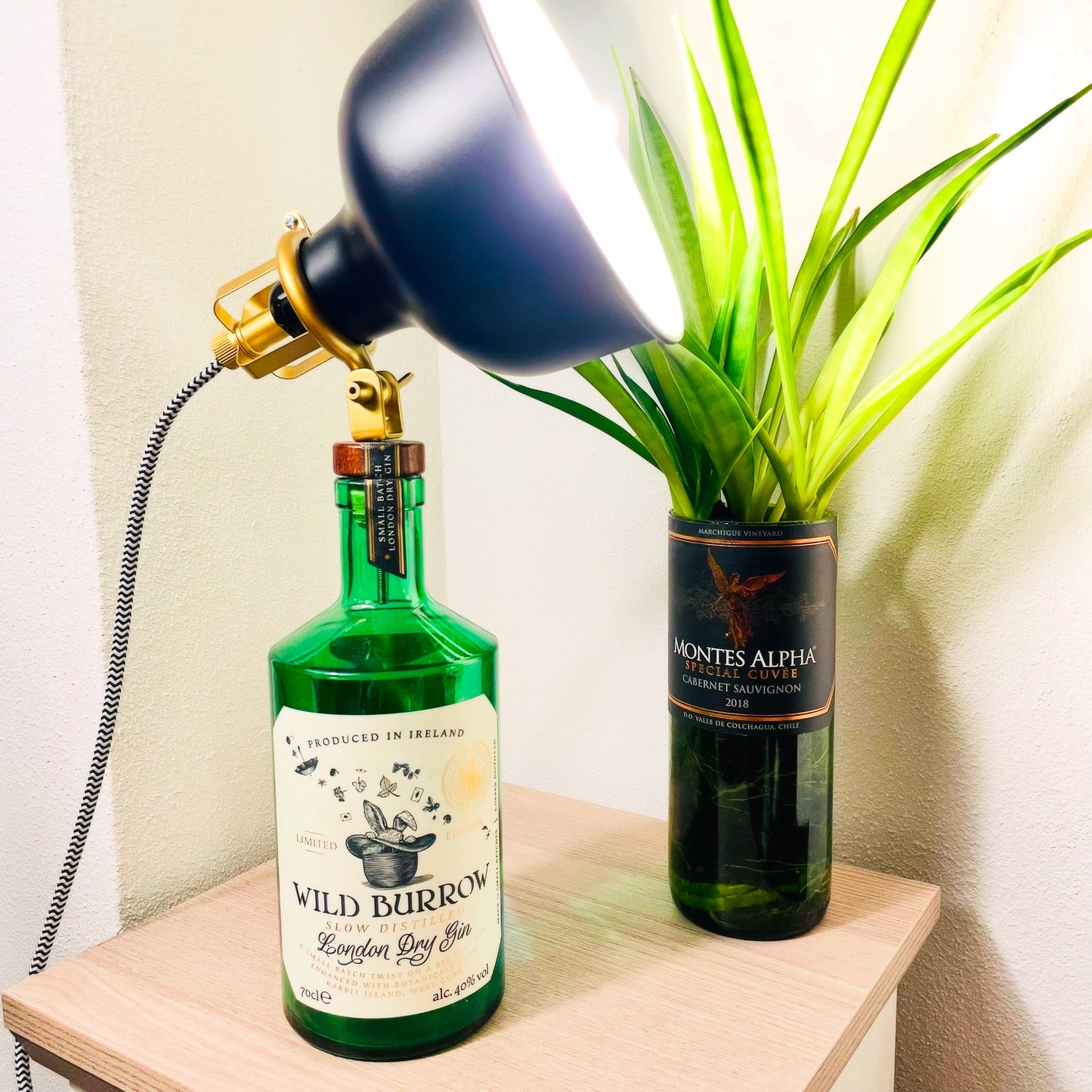 Flaschenlampe Wild Burrow London Dry Gin Limited Edition Vintage-Lampe - Handgemachte nachhaltige Tischlampe - Einzigartige Geschenkidee - Deko-Licht
