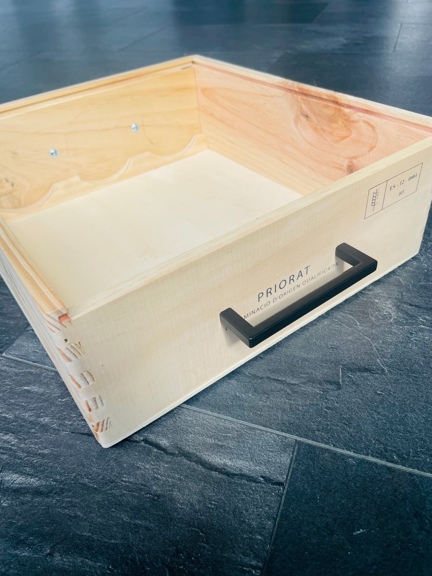 Holztablett aus OHK Weinkiste El Cel Viticultura Extrema Merum Priorati mit Deckel und schwarzen Griffen