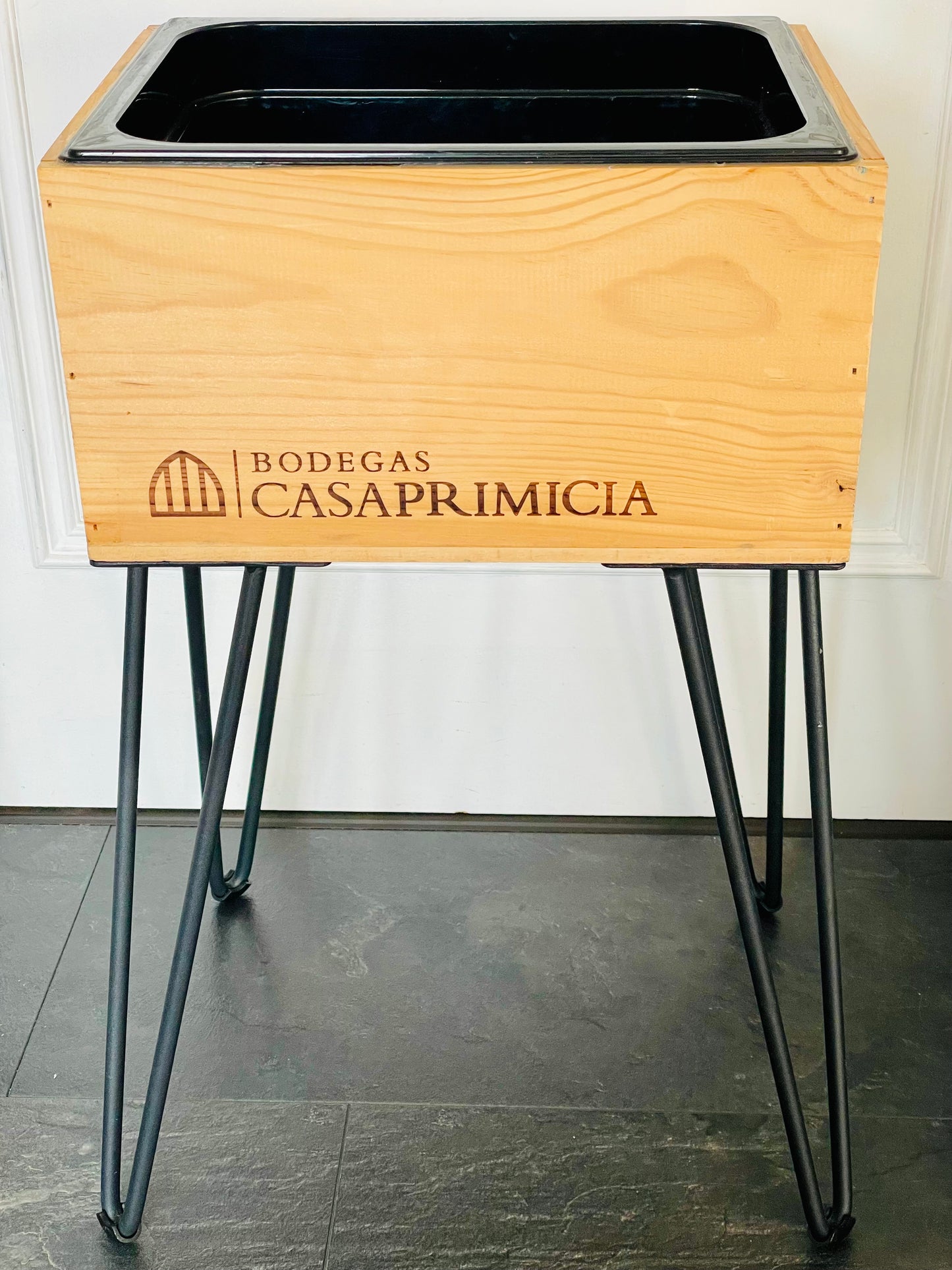 Weinkühler mit Standfüßen aus Weinkiste Bodegas Casa Primicia Eiskühler Holzweinkiste