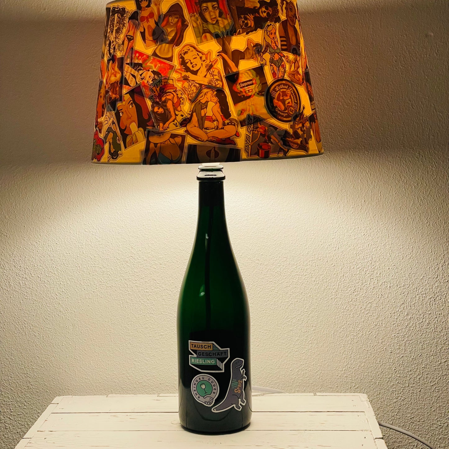 Flaschenlampe Weingut George & Dillmann Tauschgeschäft Riesling Comic Lampe Tischlampe